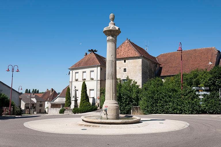 Place de la Résistance, colonne-fontaine, ancienne maison commune et monument aux morts. © Jérôme Mongreville / Région Bourgogne-Franche-Comté, Inventaire du patrimoine - 2016