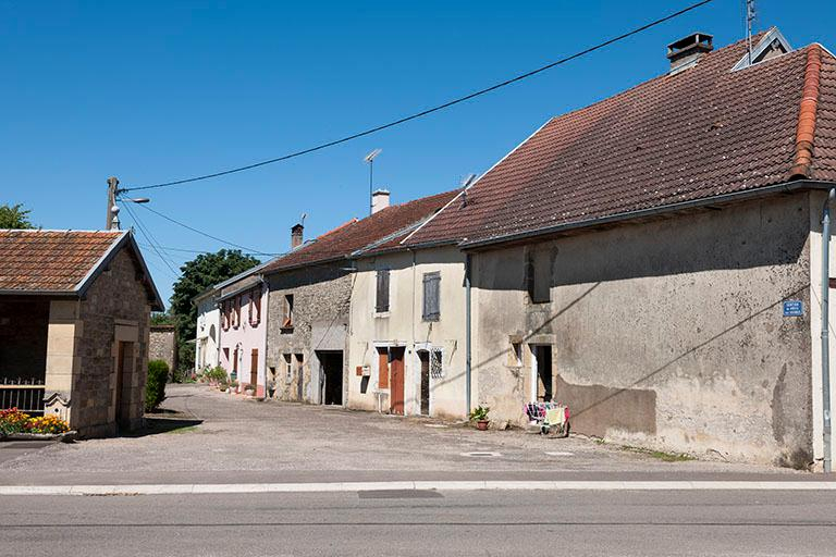 Le lavoir communal et la rue du Pâtis aux vignes, bordant la route de Fouchécourt. © Jérôme Mongreville / Région Bourgogne-Franche-Comté, Inventaire du patrimoine - 2016