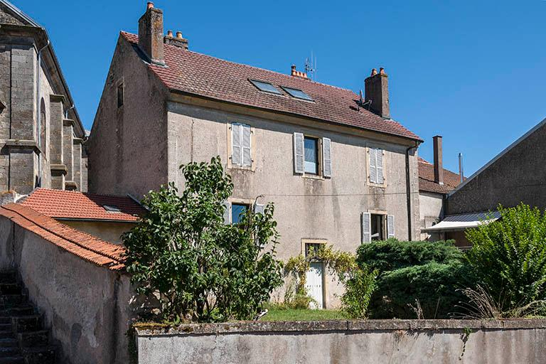 Le presbytère et son jardin, donnant sur la place de l'église. © Jérôme Mongreville / Région Bourgogne-Franche-Comté, Inventaire du patrimoine - 2016
