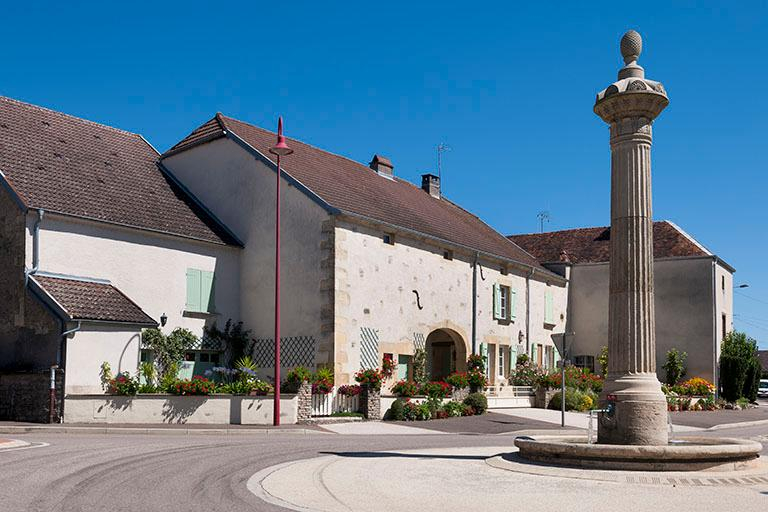 Place de la Résistance, fontaine-colonne et alignement de fermes dans la Grande rue. © Jérôme Mongreville / Région Bourgogne-Franche-Comté, Inventaire du patrimoine - 2016