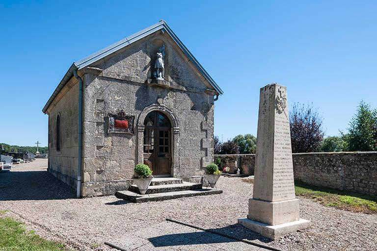 Chapelle et stèle aux morts pour la patrie en 1870-1871. © Jérôme Mongreville / Région Bourgogne-Franche-Comté, Inventaire du patrimoine - 2016
