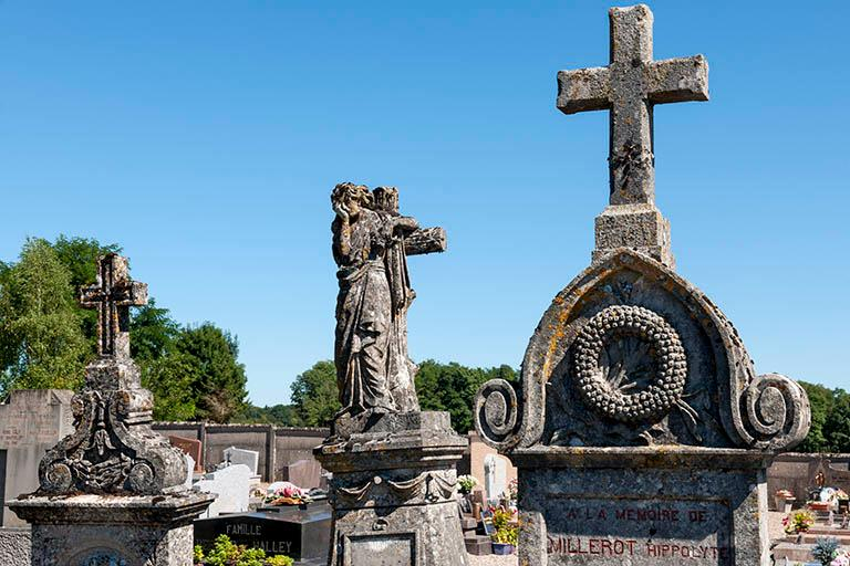 Tombes et décors funéraires du cimetière. © Jérôme Mongreville / Région Bourgogne-Franche-Comté, Inventaire du patrimoine - 2016