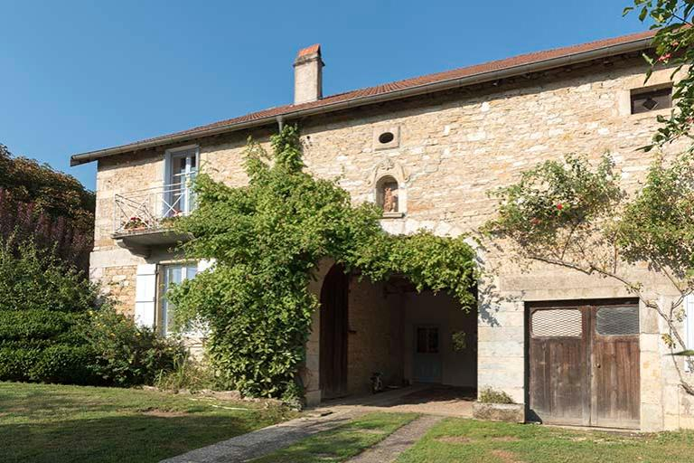 Ferme à chari, en face de la mairie © Sonia Dourlot / Région Bourgogne-Franche-Comté, Inventaire du patrimoine - 2016 Ferme à chari, en face de la mairie © Sonia Dourlot / Région Bourgogne-Franche-Comté, Inventaire du patrimoine - 2016
