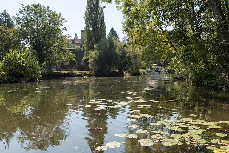 Vue des berges du château depuis le Durgeon © Sonia Dourlot / Région Bourgogne-Franche-Comté, Inventaire du patrimoine - 2016 Vue des berges du château depuis le Durgeon © Sonia Dourlot / Région Bourgogne-Franche-Comté, Inventaire du patrimoine - 2016