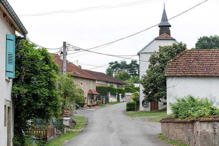 Alignement de fermes et maison commune depuis la rue Grande © Sonia Dourlot / Région Bourgogne-Franche-Comté, Inventaire du patrimoine - 2016 Alignement de fermes et maison commune depuis la rue Grande © Sonia Dourlot / Région Bourgogne-Franche-Comté, Inventaire du patrimoine - 2016