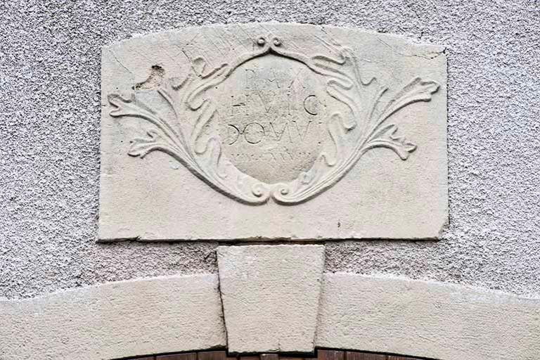 Plaque gravée avec inscription et datation:"Pax Hic Domui MDCCCXXVIII", sur le mur Nord de la mairie. © Jérôme Mongreville / Région Bourgogne-Franche-Comté, Inventaire du patrimoine - 2016