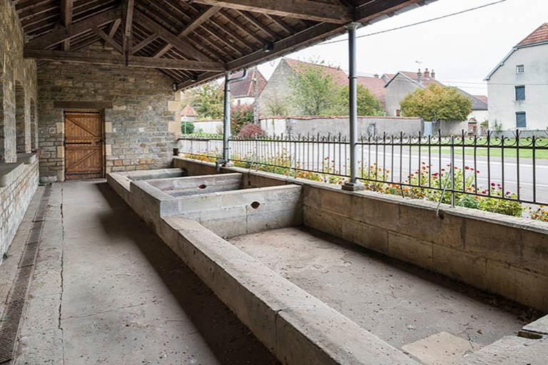 Lavoir communal: les trois bassins et la galerie des laveuses. © Jérôme Mongreville / Région Bourgogne-Franche-Comté, Inventaire du patrimoine - 2016