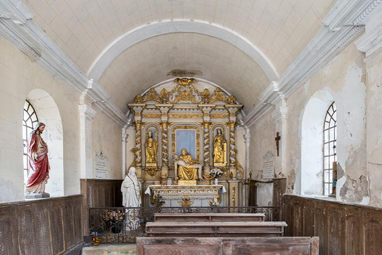 Vue d'ensemble de l'intérieur de la chapelle, avec l'autel et son retable. © Jérôme Mongreville / Région Bourgogne-Franche-Comté, Inventaire du patrimoine - 2016