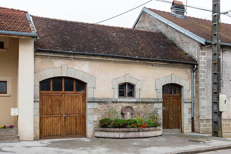 La façade sur rue du lavoir et remise de pompe à incendie, rue des Vignes © Jérôme Mongreville / Région Bourgogne-Franche-Comté, Inventaire du patrimoine - 2016