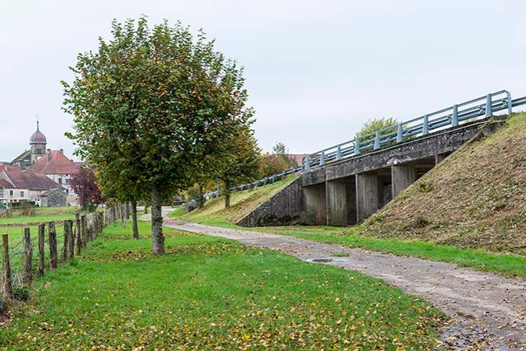Vue générale de Baulay depuis la rive de la Saône. Depuis les années 1950, le pont en béton remplace le pont métallique de 1897. © Jérôme Mongreville / Région Bourgogne-Franche-Comté, Inventaire du patrimoine - 2016
