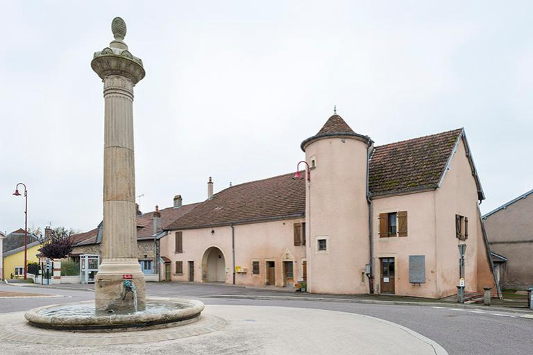 Place de la Résistance, fontaine-colonne et ancienne maison avec tourelle contenant un escalier-en-vis. © Jérôme Mongreville / Région Bourgogne-Franche-Comté, Inventaire du patrimoine - 2016