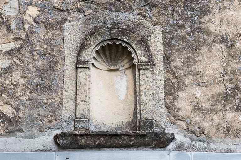 Niche située au-dessus de la porte d'entrée de l'habitation, 13 Grande rue. © Jérôme Mongreville / Région Bourgogne-Franche-Comté, Inventaire du patrimoine - 2016