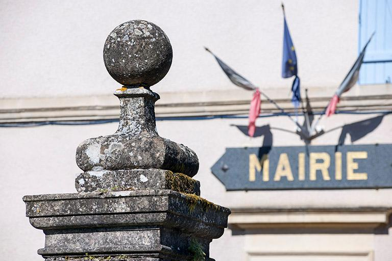 Détail du décor de l'avant-cour de la mairie. © Jérôme Mongreville / Région Bourgogne-Franche-Comté, Inventaire du patrimoine - 2016