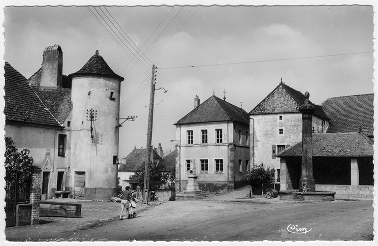 Maison commune et monument aux morts sur la place de la mairie avec la fontaine-colonne et le lavoir. © Jérôme  Mongreville (reproduction) / Région Bourgogne-Franche-Comté, Inventaire du patrimoine - 2016
