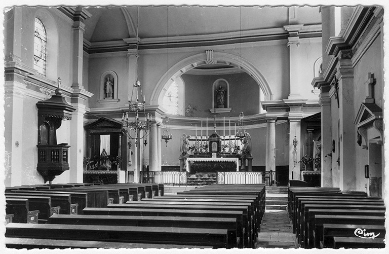 Vue vers le choeur, avec la chaire à prêcher © Julie Gandini / Région Bourgogne-Franche-Comté, Inventaire du patrimoine - 2016