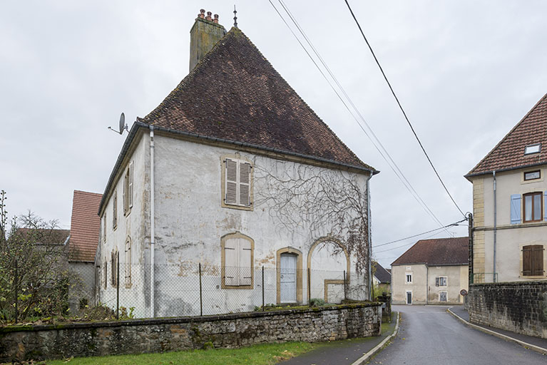Vue de la demeure depuis le haut de la Grande rue. A droite, la mairie. © Jérôme Mongreville / Région Bourgogne-Franche-Comté, Inventaire du patrimoine - 2016