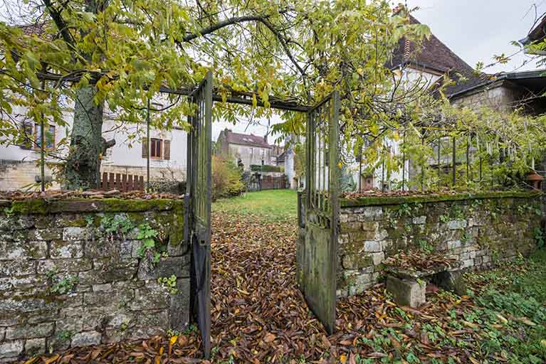 Le mur de clôture qui sépare le jardin d'agrément du jardin potager. © Jérôme Mongreville / Région Bourgogne-Franche-Comté, Inventaire du patrimoine - 2016