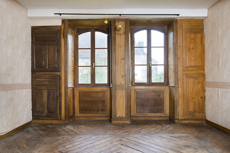 Détail des fenêtres ayant conservé leurs boiseries: plintes, encadrements, retours de fenêtres, volets intérieurs et placards © Jérôme Mongreville / Région Bourgogne-Franche-Comté, Inventaire du patrimoine - 2016
