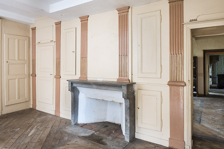 Couloir laissant deviner une enfilade de trois pièces. Système de placards internes © Jérôme Mongreville / Région Bourgogne-Franche-Comté, Inventaire du patrimoine - 2016
