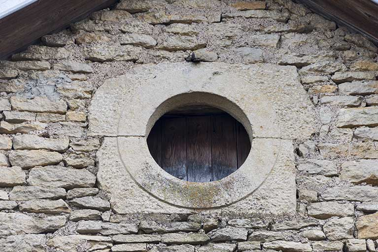 L'oculus, sur le pignon de la maison. © Jérôme Mongreville / Région Bourgogne-Franche-Comté, Inventaire du patrimoine - 2016 L'oculus, sur le pignon de la maison. © Jérôme Mongreville / Région Bourgogne-Franche-Comté, Inventaire du patrimoine - 2016