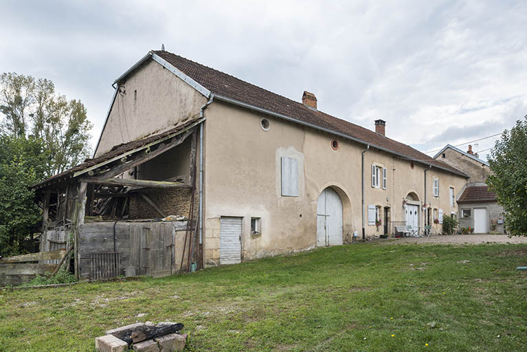 Alignement de fermes, rue de la Fontaine. © Jérôme Mongreville / Région Bourgogne-Franche-Comté, Inventaire du patrimoine - 2016 Alignement de fermes, rue de la Fontaine. © Jérôme Mongreville / Région Bourgogne-Franche-Comté, Inventaire du patrimoine - 2016