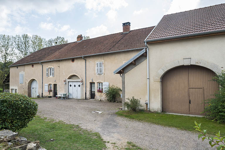 Alignement de fermes, rue de la Fontaine. © Jérôme Mongreville / Région Bourgogne-Franche-Comté, Inventaire du patrimoine - 2016 Alignement de fermes, rue de la Fontaine. © Jérôme Mongreville / Région Bourgogne-Franche-Comté, Inventaire du patrimoine - 2016