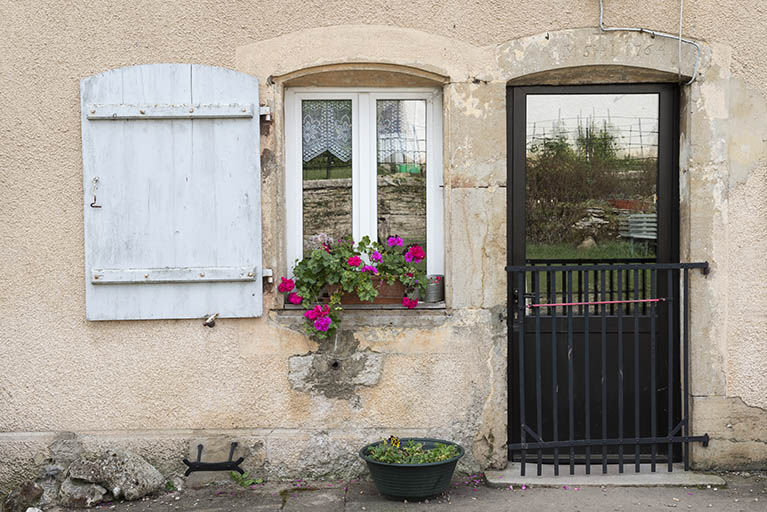 Détail, porte d'entrée de la partie habitation. © Jérôme Mongreville / Région Bourgogne-Franche-Comté, Inventaire du patrimoine - 2016 Détail, porte d'entrée de la partie habitation. © Jérôme Mongreville / Région Bourgogne-Franche-Comté, Inventaire du patrimoine - 2016