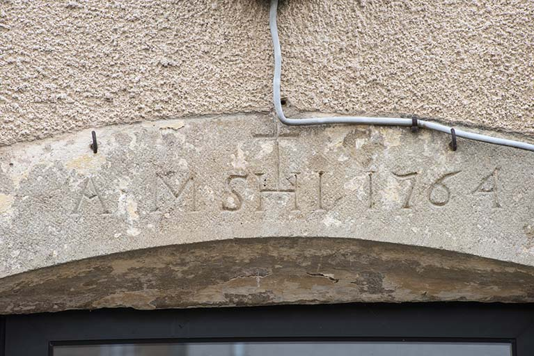 Date portée sur le linteau de la porte. © Jérôme Mongreville / Région Bourgogne-Franche-Comté, Inventaire du patrimoine - 2016 Date portée sur le linteau de la porte. © Jérôme Mongreville / Région Bourgogne-Franche-Comté, Inventaire du patrimoine - 2016