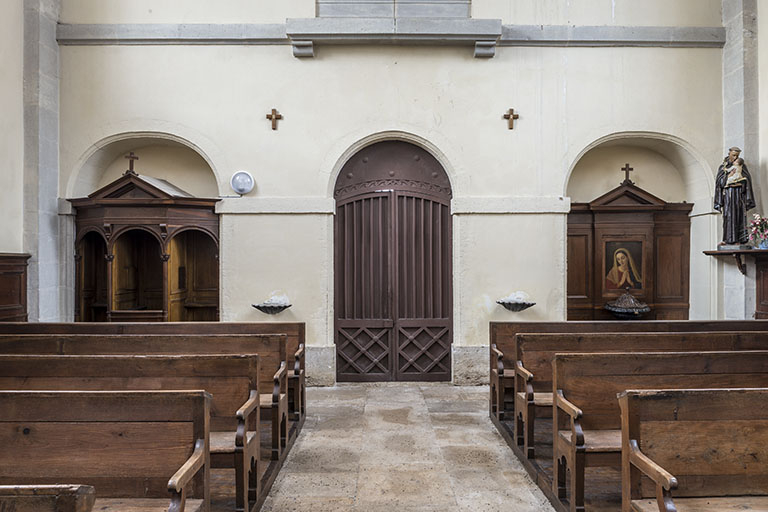 La porte d'entrée entre le confessionnal et les fonts baptismaux. © Jérôme Mongreville / Région Bourgogne-Franche-Comté, Inventaire du patrimoine - 2016 La porte d'entrée entre le confessionnal et les fonts baptismaux. © Jérôme Mongreville / Région Bourgogne-Franche-Comté, Inventaire du patrimoine - 2016