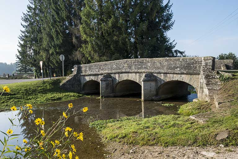 Vue depuis l'aval de la rivière. © Jérôme Mongreville / Région Bourgogne-Franche-Comté, Inventaire du patrimoine - 2016 Vue depuis l'aval de la rivière. © Jérôme Mongreville / Région Bourgogne-Franche-Comté, Inventaire du patrimoine - 2016