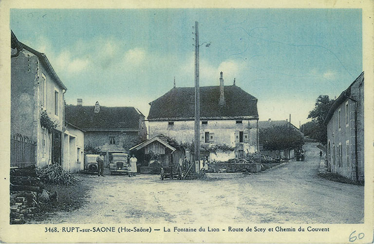 Rupt-sur-Saône (Hte-Saône) - La Fontaine du Lion - Route de Scey et Chemin du Couvent, milieu 20e siècle. Le moulin du village (2016 B 146) est visible derrière les deux automobiles garées à côté de la fontaine au Lion. © Liliane Hamelin / Région Bourgogne-Franche-Comté, Inventaire du patrimoine - 2016 Rupt-sur-Saône (Hte-Saône) - La Fontaine du Lion - Route de Scey et Chemin du Couvent, milieu 20e siècle. Le moulin du village (2016 B 146) est visible derrière les deux automobiles garées à côté de la fontaine au Lion. © Liliane Hamelin / Région Bourgogne-Franche-Comté, Inventaire du patrimoine - 2016