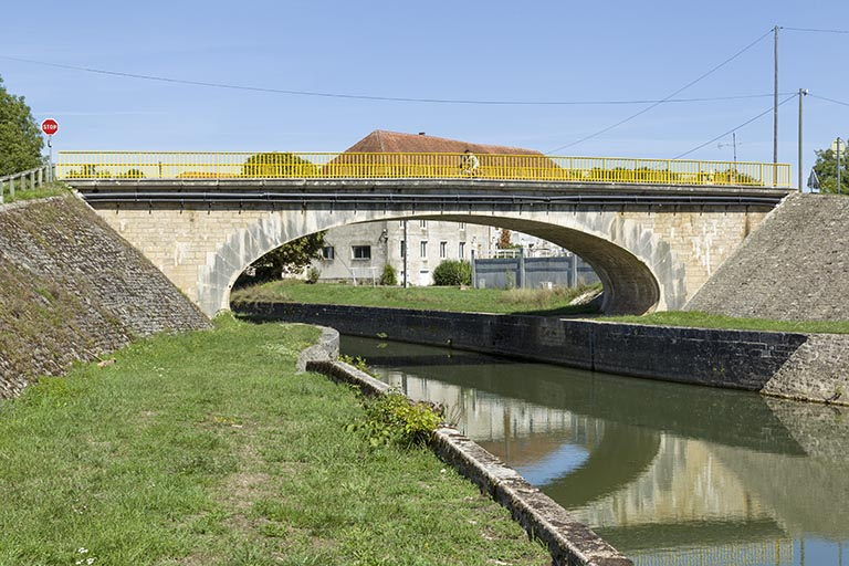 Vue générale de l'édifice depuis l'aval. © Sonia Dourlot / Région Bourgogne-Franche-Comté, Inventaire du patrimoine - 2016 Vue générale de l'édifice depuis l'aval. © Sonia Dourlot / Région Bourgogne-Franche-Comté, Inventaire du patrimoine - 2016