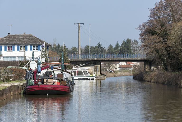 Pont sur le canal, vu de l'aval.  © Sonia Dourlot / Région Bourgogne-Franche-Comté, Inventaire du patrimoine - 2016