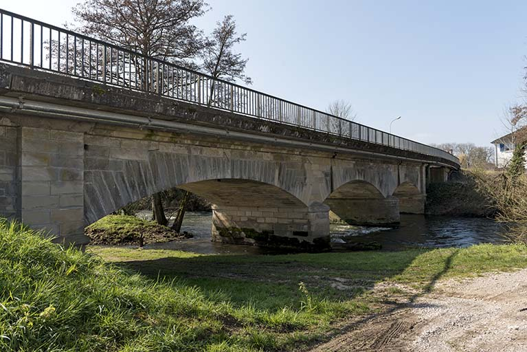 Le pont sur le Coney vu de la rive gauche en amont. © Sonia Dourlot / Région Bourgogne-Franche-Comté, Inventaire du patrimoine - 2016