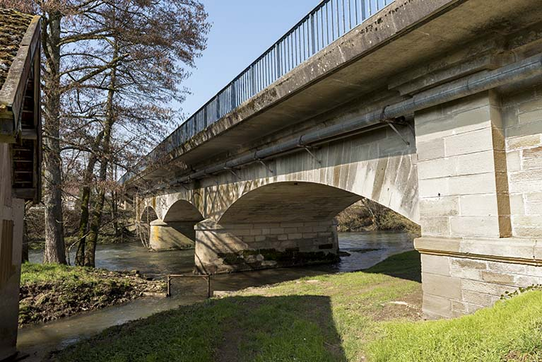 Le pont sur le Coney vu de la rive gauche en aval. © Sonia Dourlot / Région Bourgogne-Franche-Comté, Inventaire du patrimoine - 2016