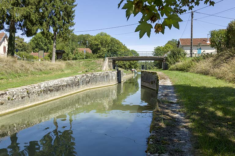 Vue depuis l'aval. © Sonia Dourlot / Région Bourgogne-Franche-Comté, Inventaire du patrimoine - 2016 Vue depuis l'aval. © Sonia Dourlot / Région Bourgogne-Franche-Comté, Inventaire du patrimoine - 2016