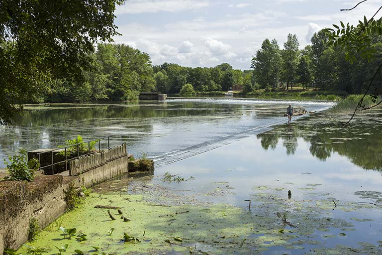Ancien barrage usinier et la Saône. © Sonia Dourlot / Région Bourgogne-Franche-Comté, Inventaire du patrimoine - 2016 Ancien barrage usinier et la Saône. © Sonia Dourlot / Région Bourgogne-Franche-Comté, Inventaire du patrimoine - 2016