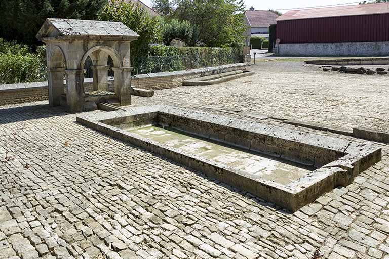 fontaine © Sonia Dourlot / Région Bourgogne-Franche-Comté, Inventaire du patrimoine - 2016 fontaine © Sonia Dourlot / Région Bourgogne-Franche-Comté, Inventaire du patrimoine - 2016