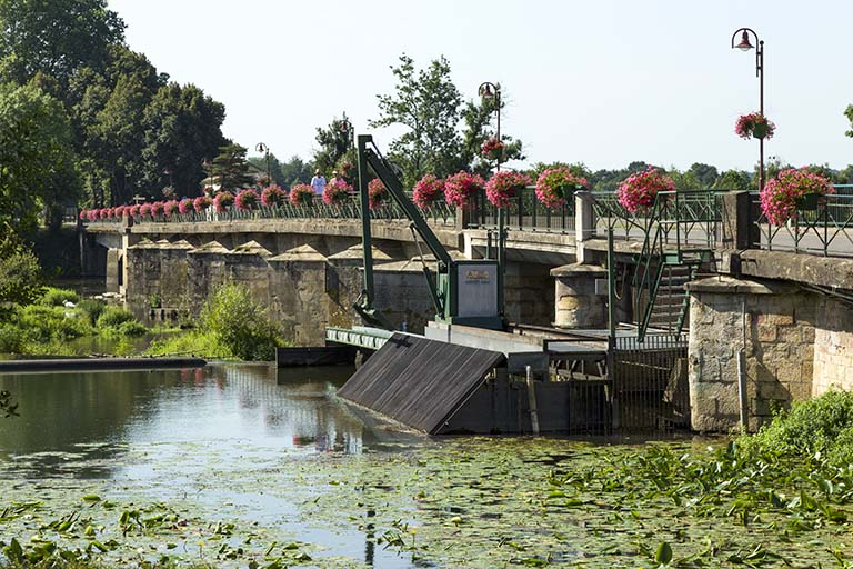 pont rivière aménagée © Sonia Dourlot / Région Bourgogne-Franche-Comté, Inventaire du patrimoine - 2016  pont rivière aménagée © Sonia Dourlot / Région Bourgogne-Franche-Comté, Inventaire du patrimoine - 2016
