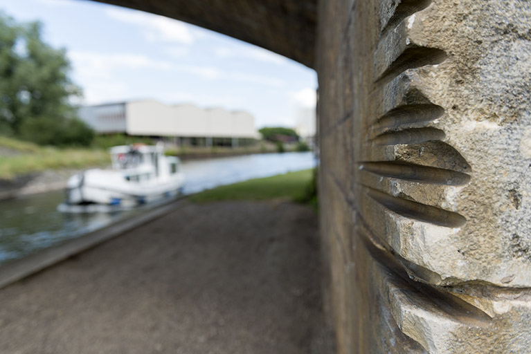 Pile du pont avec l'ancien chemin de halage et un bateau de plaisance remontant la dérivation. © Sonia Dourlot / Région Bourgogne-Franche-Comté, Inventaire du patrimoine - 2016