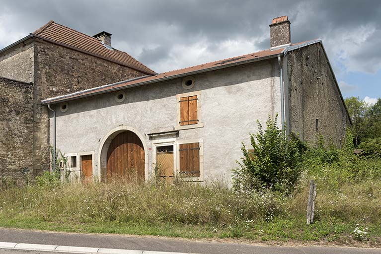 Maison ferme bloc, 13 rue des Marronniers. Vue de trois-quart. © Sonia Dourlot / Région Bourgogne-Franche-Comté, Inventaire du patrimoine - 2016