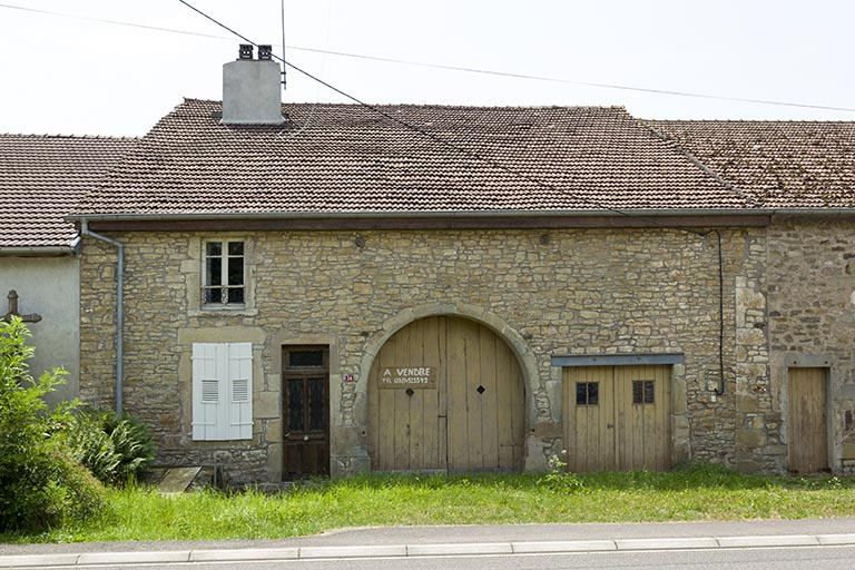 Maison ferme avec trappon de cave sur rue : 14, rue des Marronniers. © Sonia Dourlot / Région Bourgogne-Franche-Comté, Inventaire du patrimoine - 2016