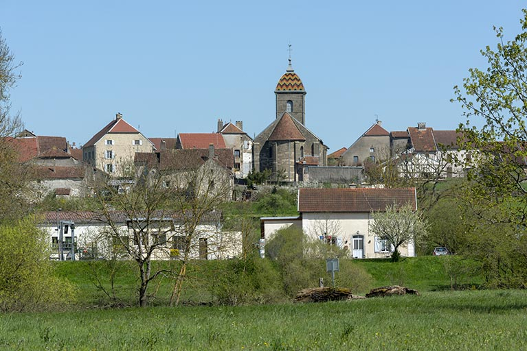 Vue du village depuis l'ouest. © Sonia Dourlot / Région Bourgogne-Franche-Comté, Inventaire du patrimoine - 2016 Vue du village depuis l'ouest. © Sonia Dourlot / Région Bourgogne-Franche-Comté, Inventaire du patrimoine - 2016