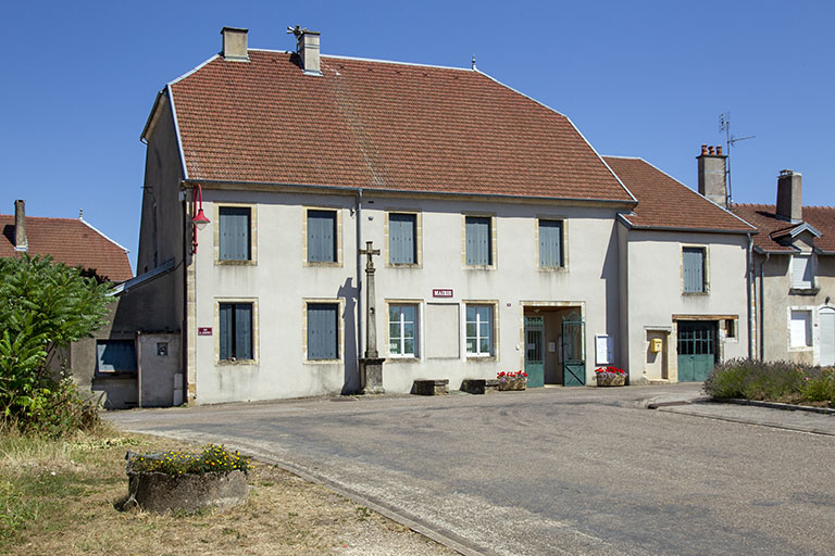 Vue de trois-quart de la façade antérieure de l'ancienne école, actuel hôtel de ville. © Sonia Dourlot / Région Bourgogne-Franche-Comté, Inventaire du patrimoine - 2016 Vue de trois-quart de la façade antérieure de l'ancienne école, actuel hôtel de ville. © Sonia Dourlot / Région Bourgogne-Franche-Comté, Inventaire du patrimoine - 2016