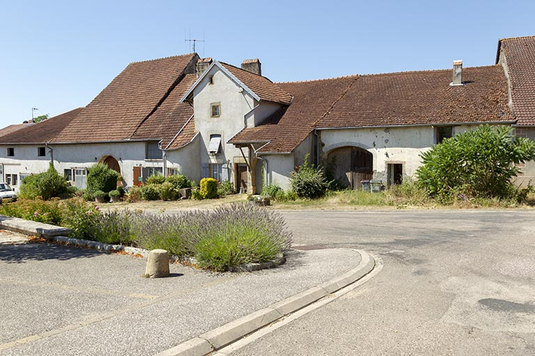 Alignement de fermes en haut de la rue du Château.  © Sonia Dourlot / Région Bourgogne-Franche-Comté, Inventaire du patrimoine - 2016 Alignement de fermes en haut de la rue du Château.  © Sonia Dourlot / Région Bourgogne-Franche-Comté, Inventaire du patrimoine - 2016