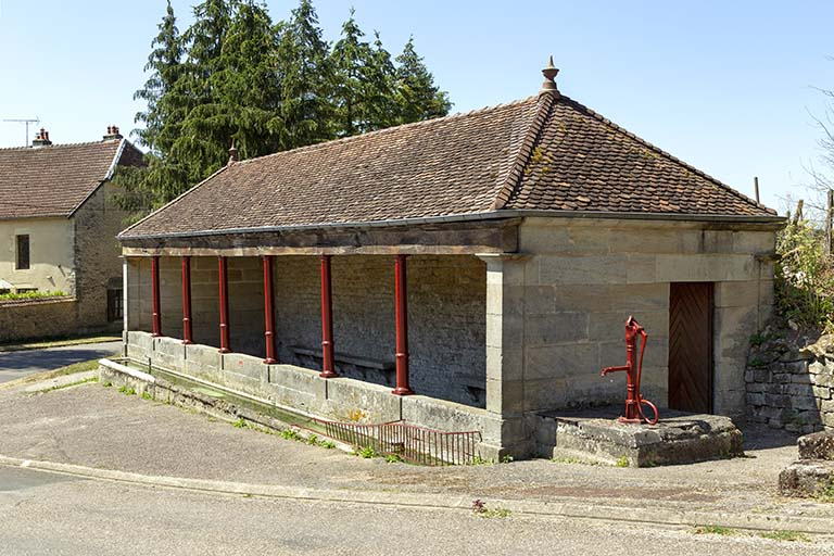 Vue rapprochée de trois-quart nord-est du lavoir à l'entrée sud-ouest du village. © Sonia Dourlot / Région Bourgogne-Franche-Comté, Inventaire du patrimoine - 2016 Vue rapprochée de trois-quart nord-est du lavoir à l'entrée sud-ouest du village. © Sonia Dourlot / Région Bourgogne-Franche-Comté, Inventaire du patrimoine - 2016