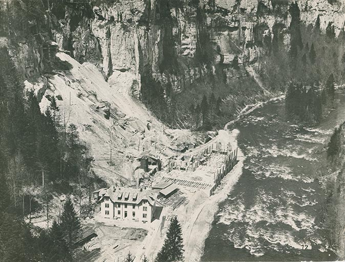 [Vue plongeante sur le site : construction des murs de la centrale], [1908 ?]. © Laurent Poupard / Région Bourgogne-Franche-Comté, Inventaire du patrimoine - 2017