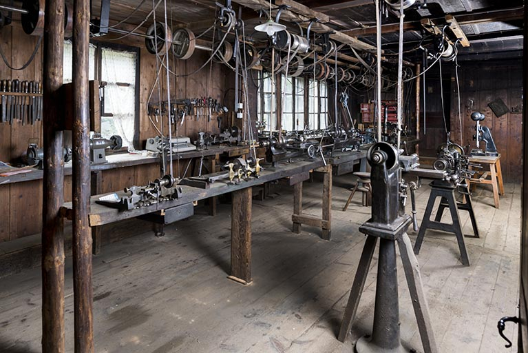 Vue d'ensemble de l'atelier, avec deux des tours à perche au premier plan à gauche. © Sonia Dourlot / Région Bourgogne-Franche-Comté, Inventaire du patrimoine - 2017 Vue d'ensemble de l'atelier, avec deux des tours à perche au premier plan à gauche. © Sonia Dourlot / Région Bourgogne-Franche-Comté, Inventaire du patrimoine - 2017