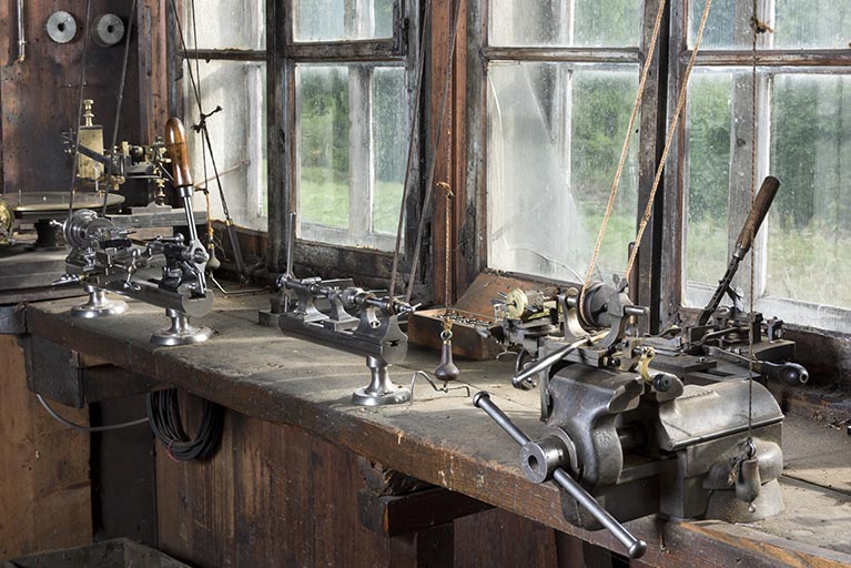 Fabrique d'outillage : tours fixés à l'établi pour un travail "sur la fenêtre". © Sonia Dourlot / Région Bourgogne-Franche-Comté, Inventaire du patrimoine - 2017 Fabrique d'outillage : tours fixés à l'établi pour un travail "sur la fenêtre". © Sonia Dourlot / Région Bourgogne-Franche-Comté, Inventaire du patrimoine - 2017