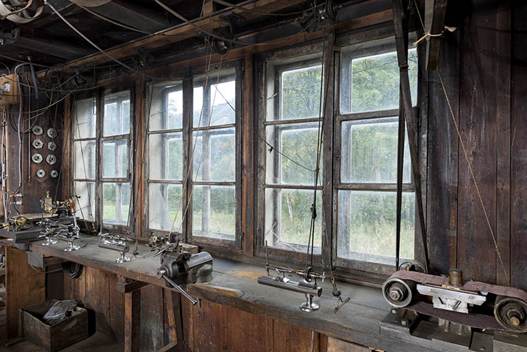 L'établi derrière la fenêtre multiple. © Sonia Dourlot / Région Bourgogne-Franche-Comté, Inventaire du patrimoine - 2017